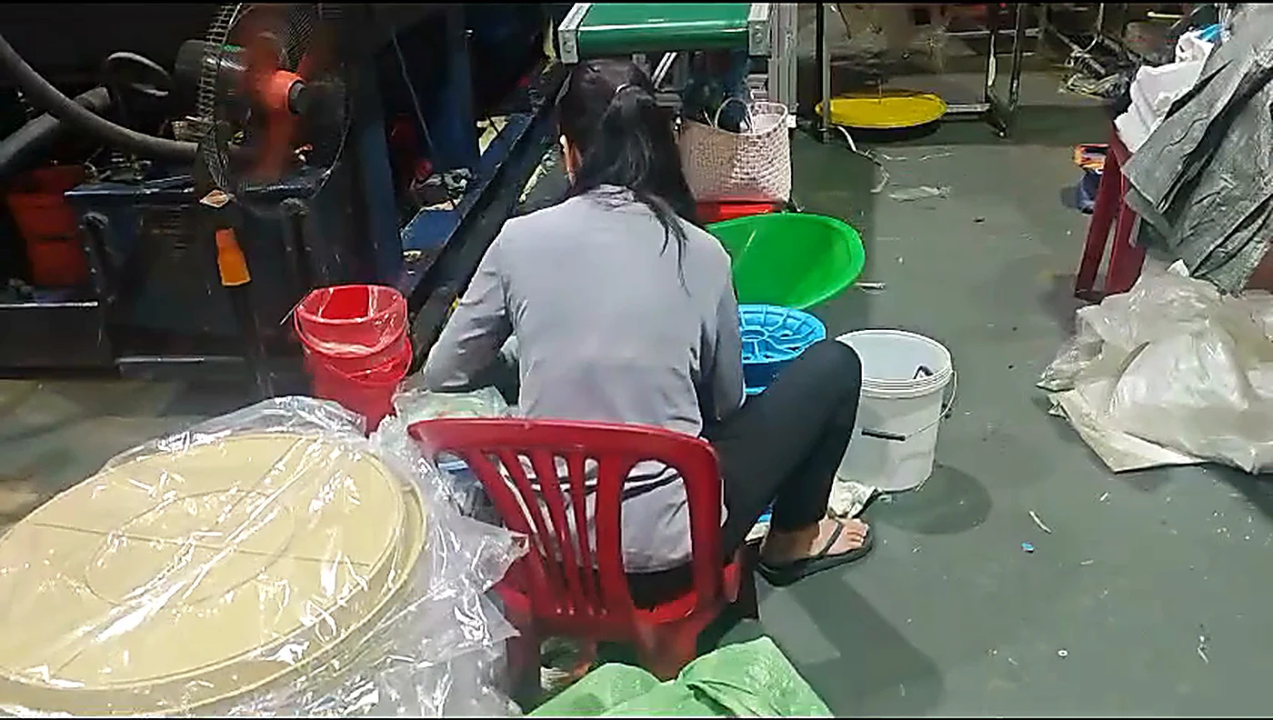 Băng tải chung đặt giữa hai máy ép, nhận sản phẩm từ cả hai robot