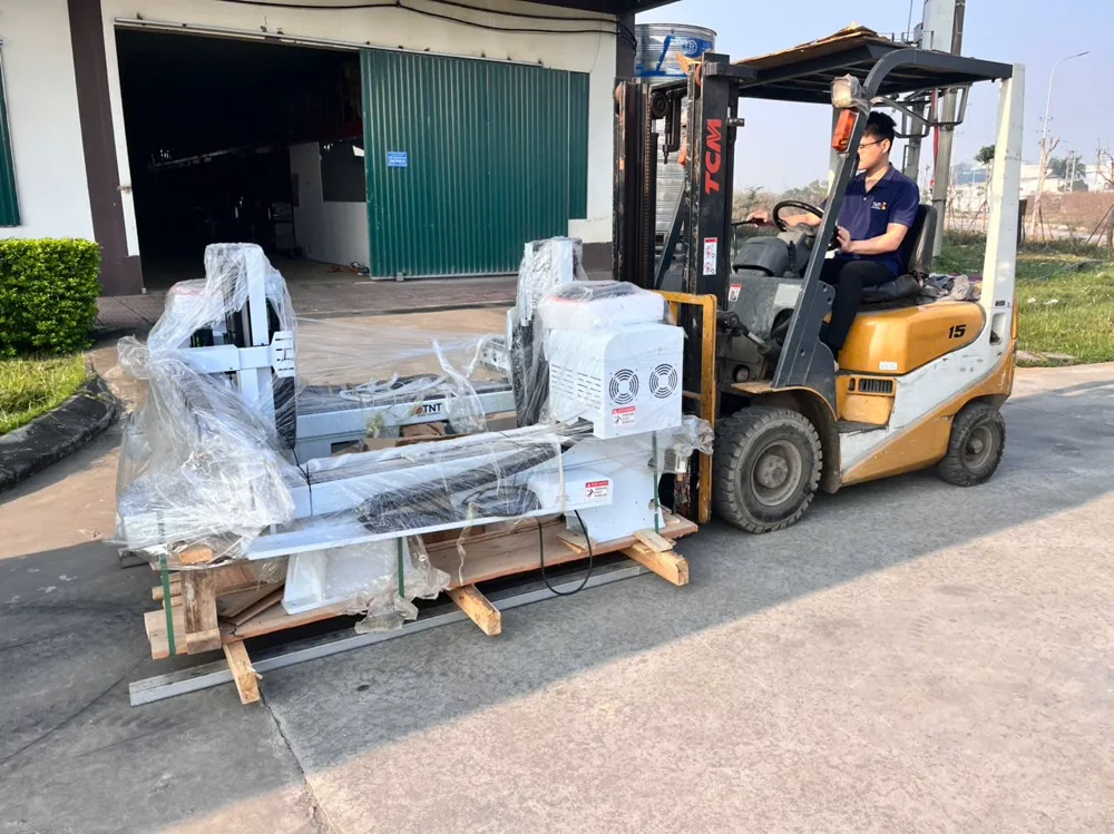 Xe nâng đưa robot TNT đã đóng gói xuống xưởng khách để lắp đặt
